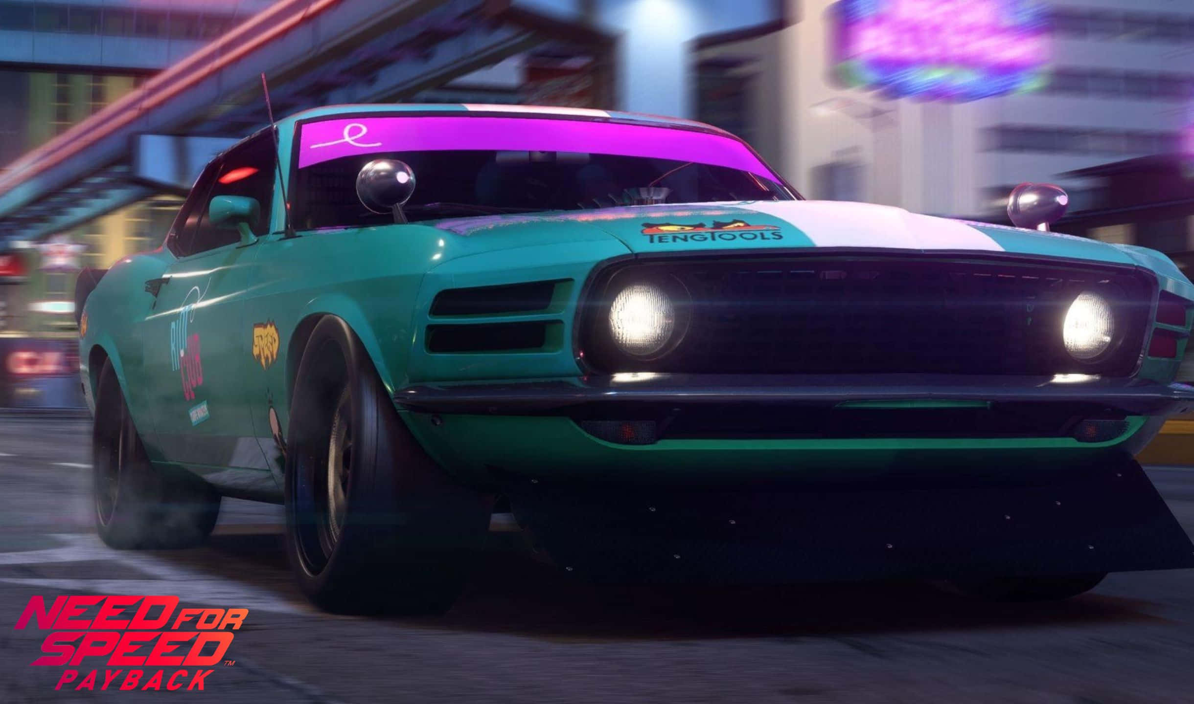 在《Need For Speed Payback》中甩開警察 壁紙 — 一輛青綠色經典肌肉車配紫色車窗，在夜晚的霓虹燈城市街道上飛馳。