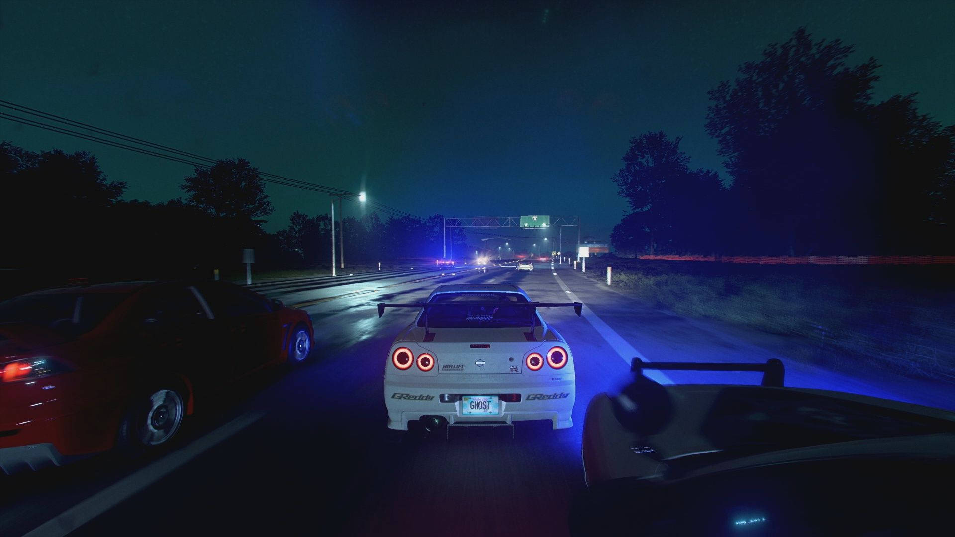 夜間高速公路賽車場景，帶有發光的尾燈和街燈。