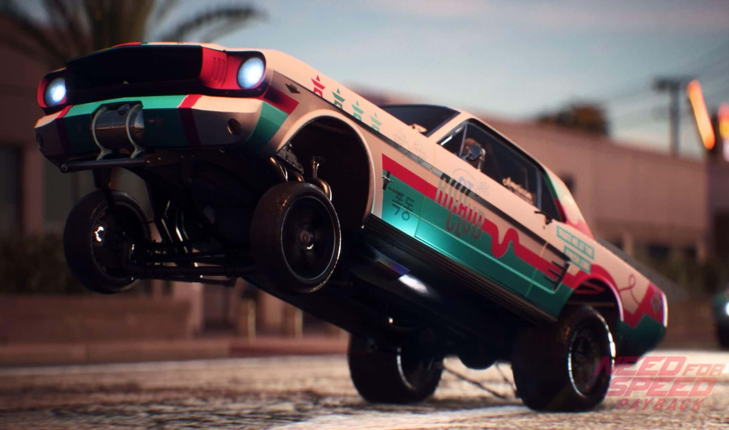 在《Need For Speed Payback》中釋放你的腎上腺素 壁紙 — 一輛定製肌肉車帶有青綠、紅和白圖案，在黃昏時分於街道上騰空而起，車頭燈閃爍。
