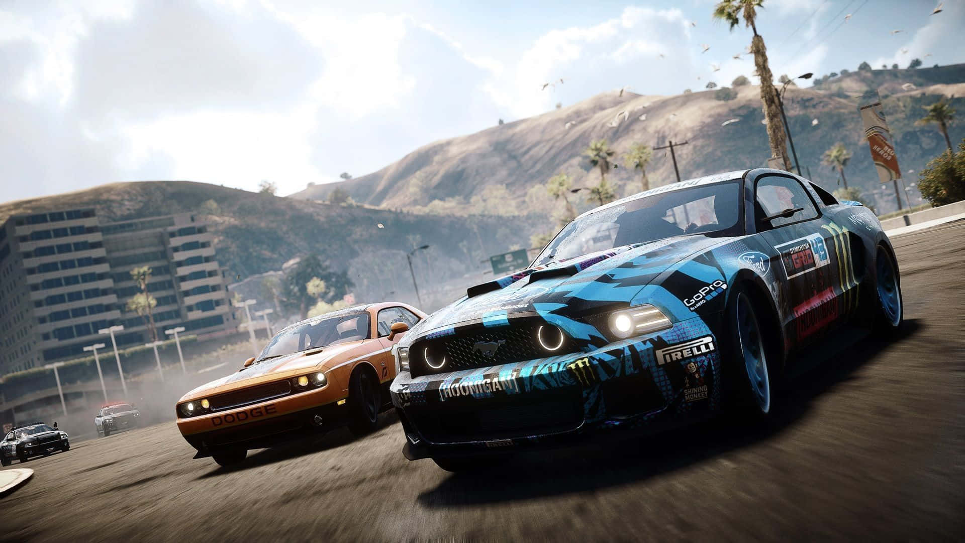 在《Need for Speed Payback》中體驗街頭賽車的刺激 壁紙 — 兩輛賽車在陽光明媚的城市賽道上飄移，背景有棕櫚樹和山丘。