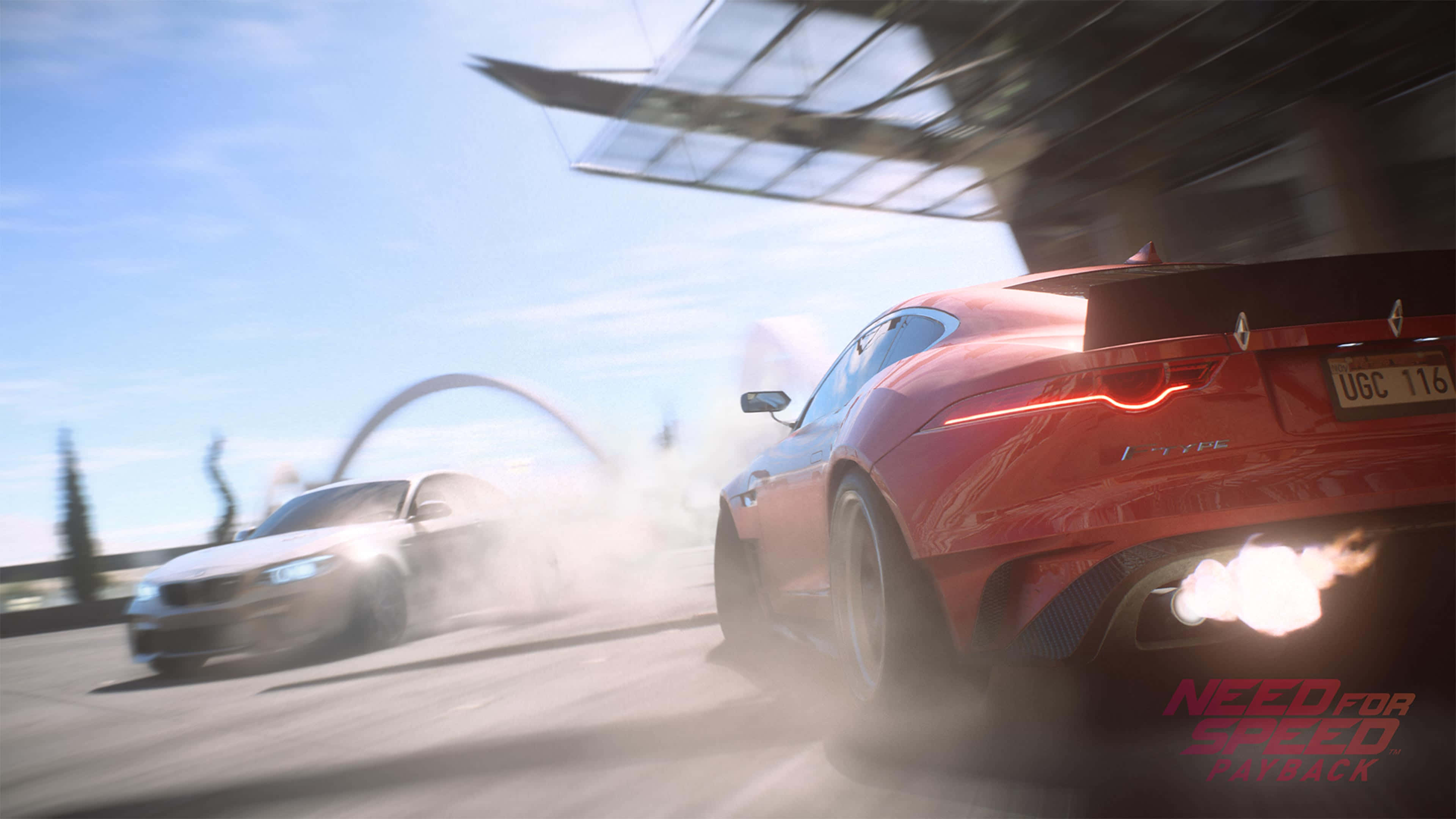 在《Need for Speed Payback》中穿越沙漠賽道 壁紙 — 陽光明媚的日子，一輛紅色跑車在玻璃橋下與一輛銀色汽車競速，伴隨著煙霧飄移。