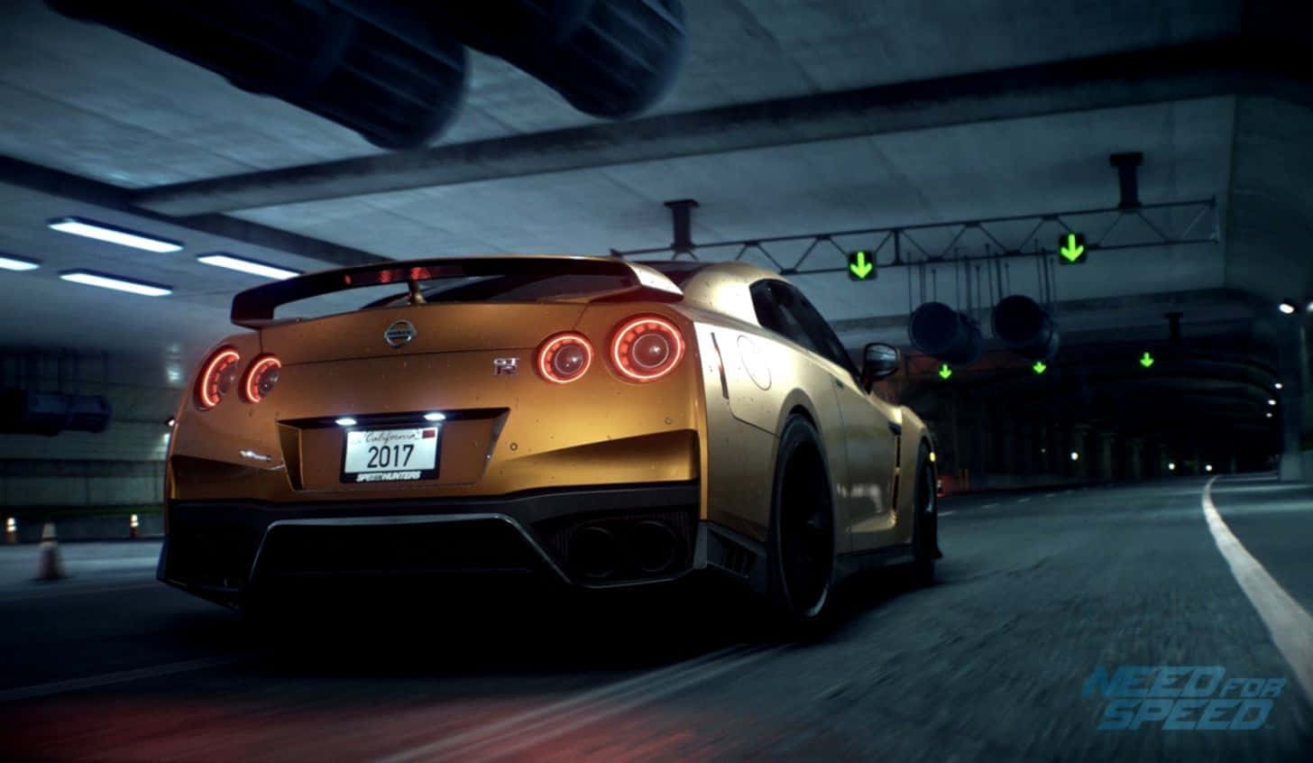 在《Need for Speed Payback》中超越競爭對手 壁紙 — 一輛金色日產GT-R R35在光線昏暗的地下停車場中飛馳，頭頂有發光的綠色方向箭頭。