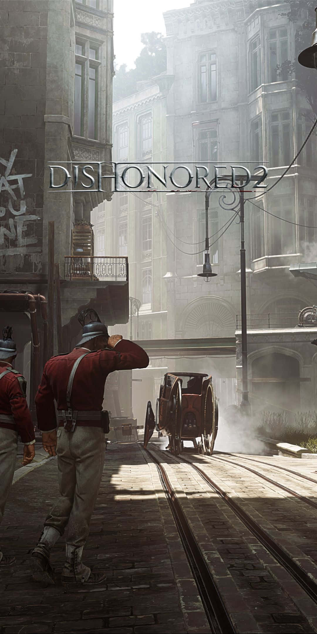 在 Pixel 3 上體驗 Dishonored 2！ 壁紙 — 一名身穿紅色外套的士兵在霧氣瀰漫的維多利亞時代城市街道上敬禮，街道上有蒸汽車和華麗建築。