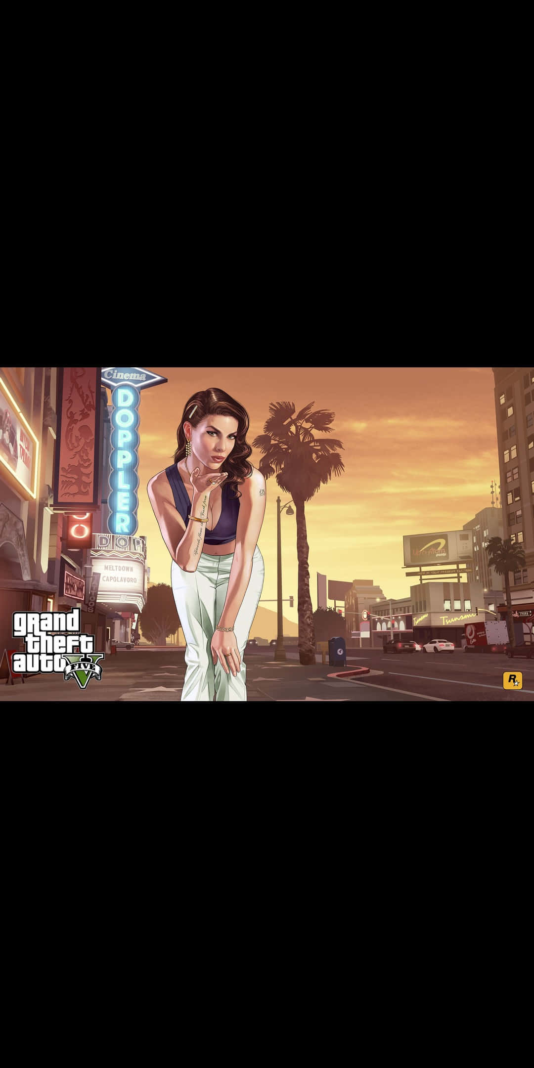 在 Pixel 3 上體驗《GTA V》互動遊戲世界的動態畫面 壁紙 — 一位身穿藍色上衣和白色褲子的女士，站在陽光明媚的城市街道上，棕櫚樹和霓虹燈招牌在溫暖的橙色天空下。