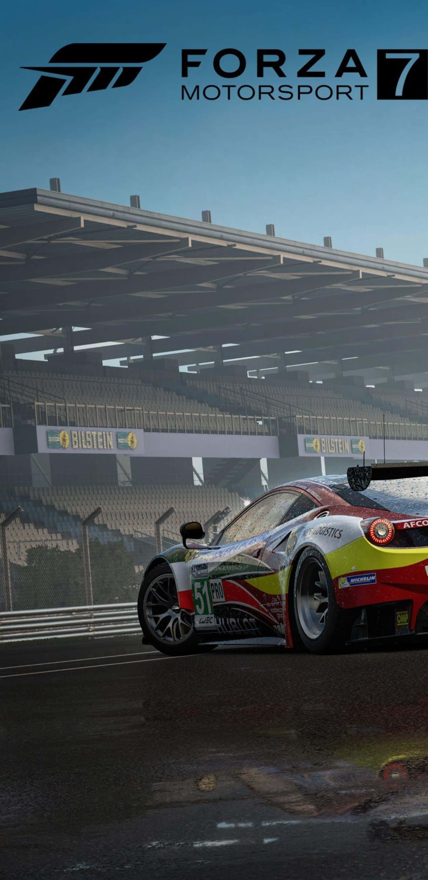 在 Pixel 3XL 上挑戰 Forza Motorsport 7 的極限 壁紙 — 一輛充滿活力的賽車在晴朗的藍天下，在濕滑的賽道上飛馳，背景是空無一人的看台。