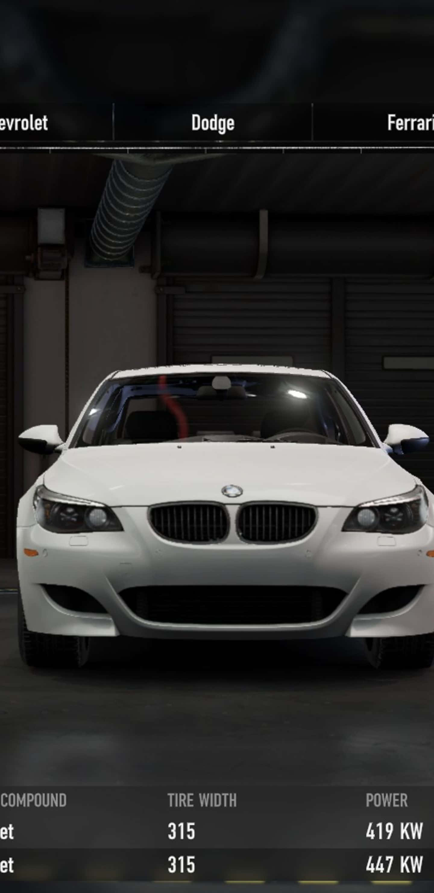 在 Pixel 3XL 與 Forza Motorsport 7 中衝向巔峰 壁紙 — 一輛白色BMW跑車展示在昏暗的車庫中，屏幕上覆蓋著賽車統計數據。