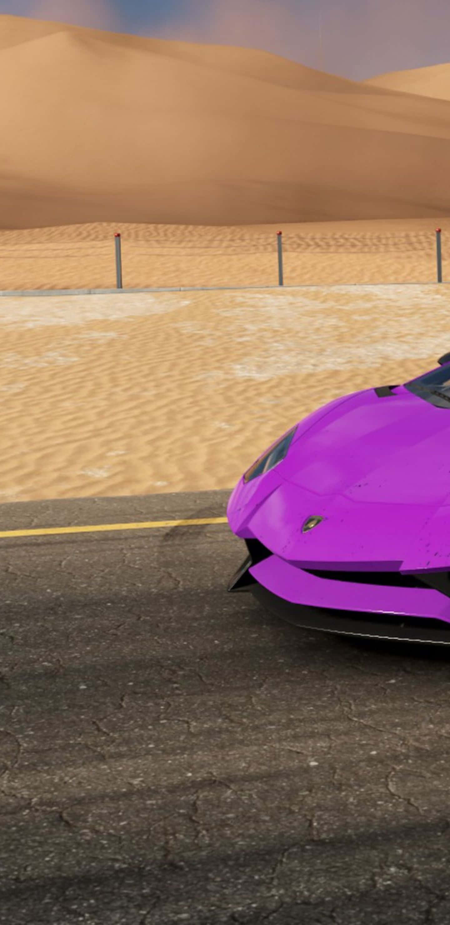 在 Pixel 3XL 與 Forza Motorsport 7 中體驗賽車的刺激 壁紙 — 一輛充滿活力的紫色跑車在沙漠公路上疾馳，背景是金黃色的沙丘。