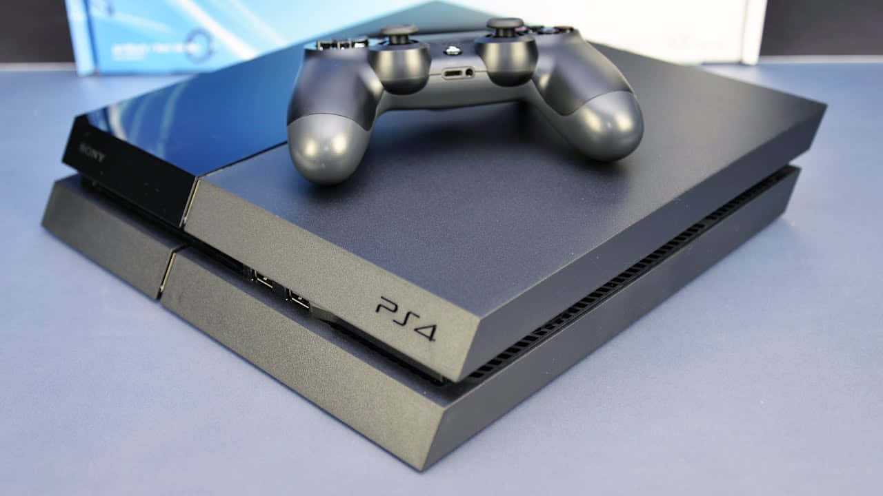 在 PlayStation 上探索數位荒野 壁紙 — 一部時尚的黑色 PlayStation 4 主機和一個相配的控制器放在淺藍色表面上。