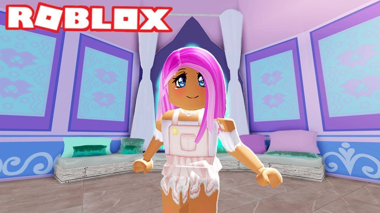Roblox虛擬角色在粉彩臥室中，紫色牆壁和圖案窗戶。
