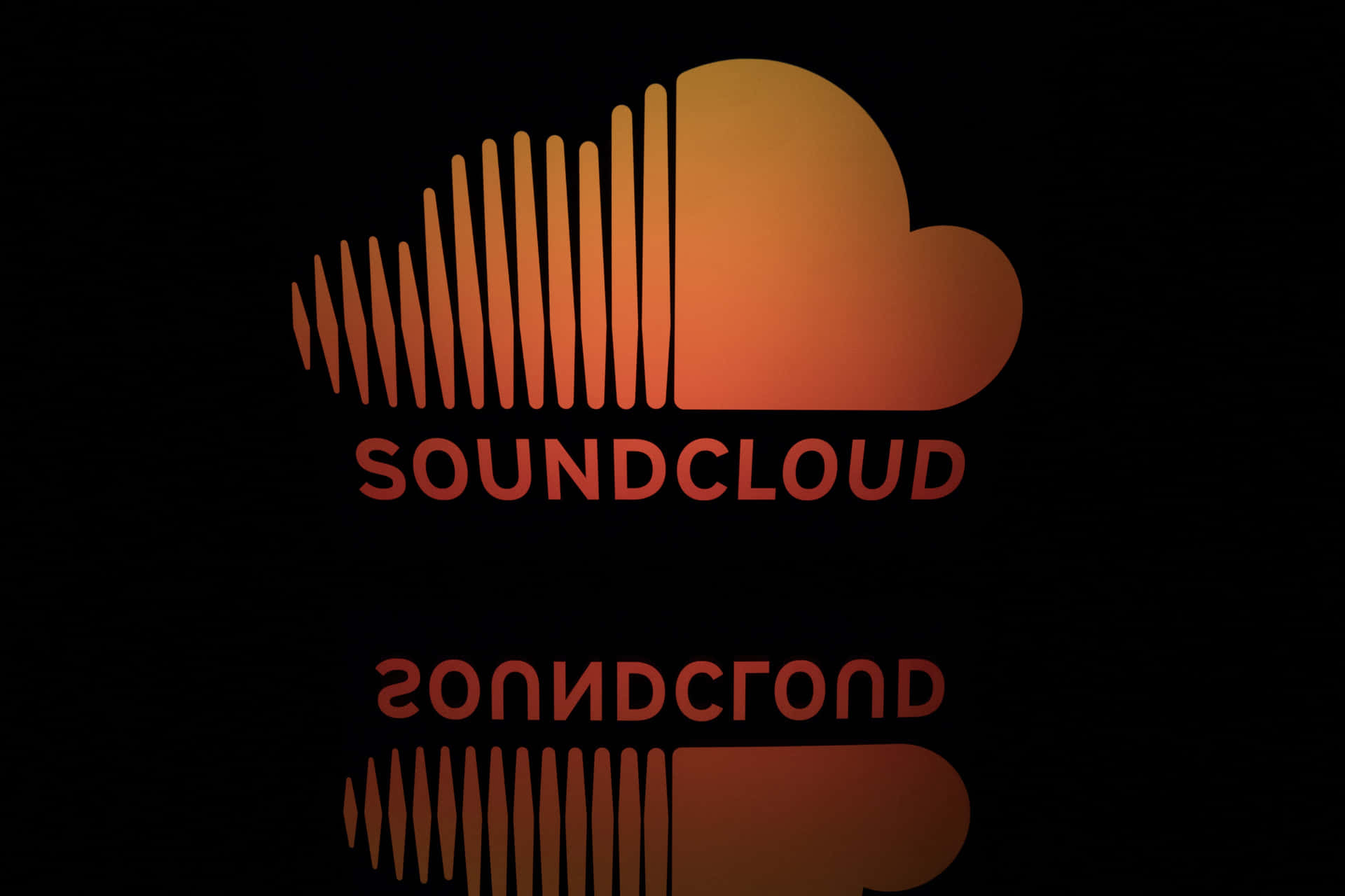 帶有聲波設計和鏡像倒影的SoundCloud標誌，黑色背景