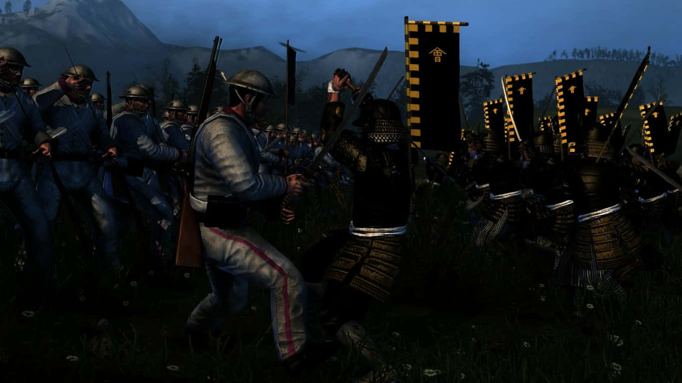 在《Total War Shogun 2》中準備迎接壯觀戰役 壁紙 — 身穿藍色制服的士兵在暮色天空下，在長滿草的戰場上與身穿鎧甲的武士發生衝突。