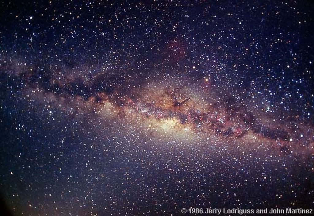 黑暗夜空中帶有密集星團和宇宙塵埃的銀河系。