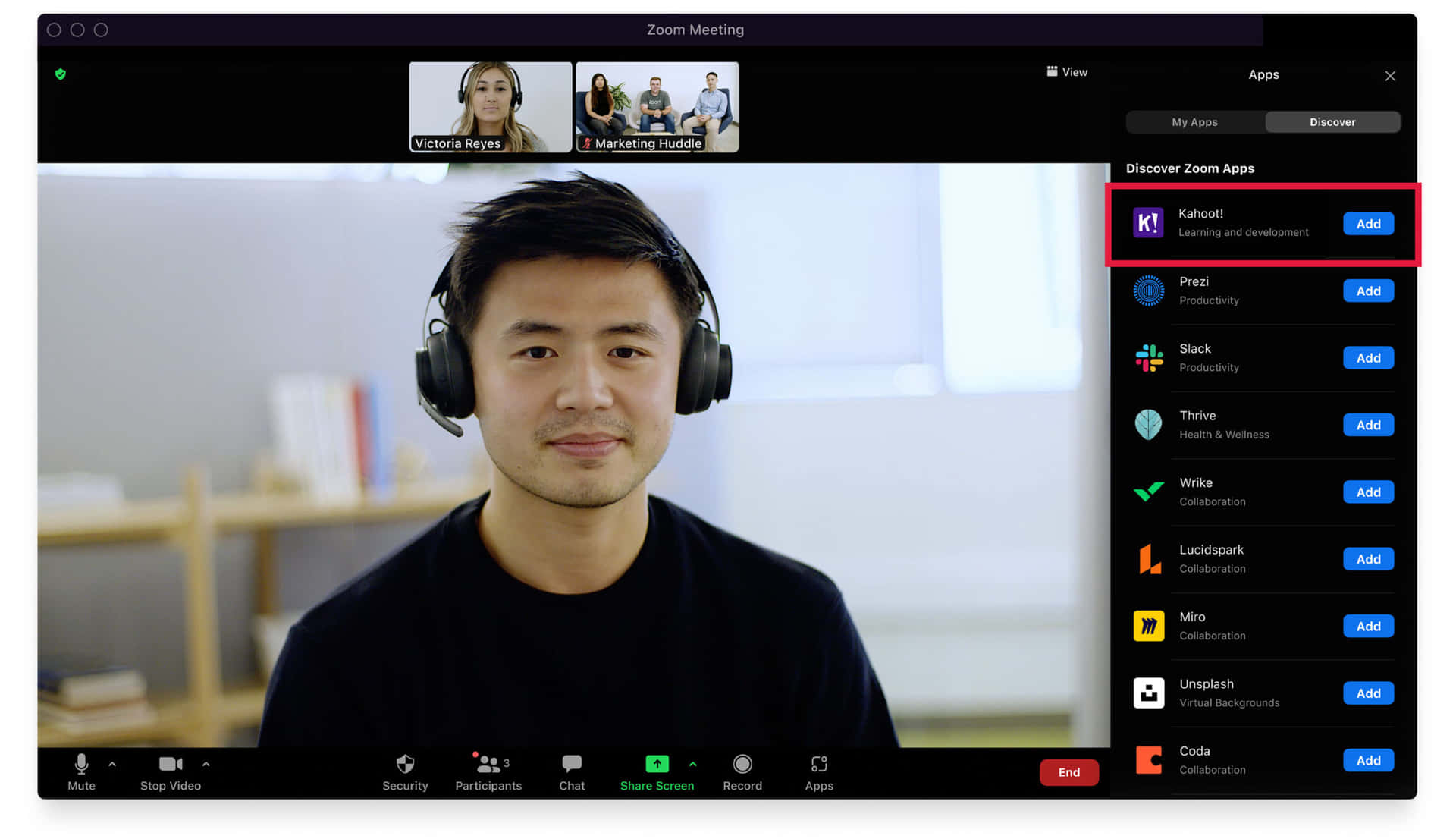 戴耳機的男子在 Zoom 通話中，Apps 面板中 Kahoot! 應用程式被突出顯示。