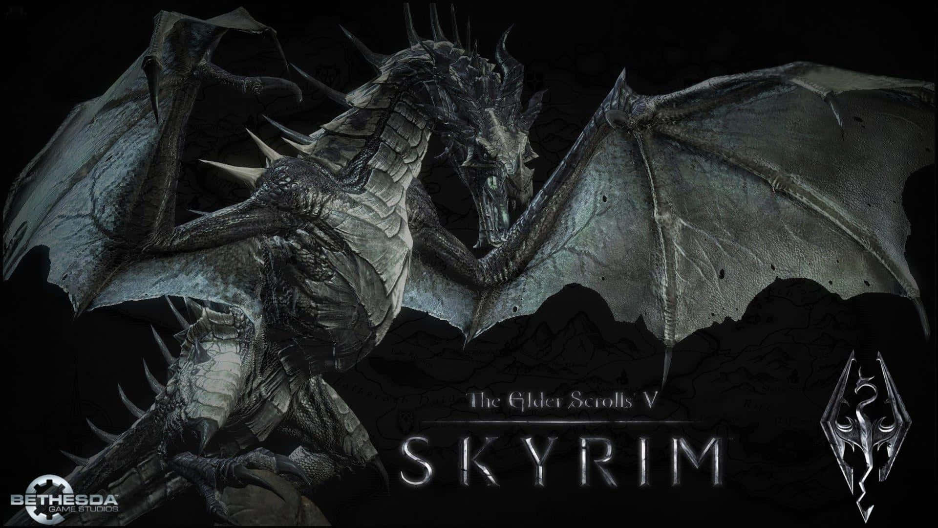 The Elder Scrolls V Skyrim 桌布 壁紙 — 在《上古卷軸V：天際》中，一隻帶有尖刺翅膀和鱗片的灰色巨龍在黑暗的山脈背景下若隱若現。