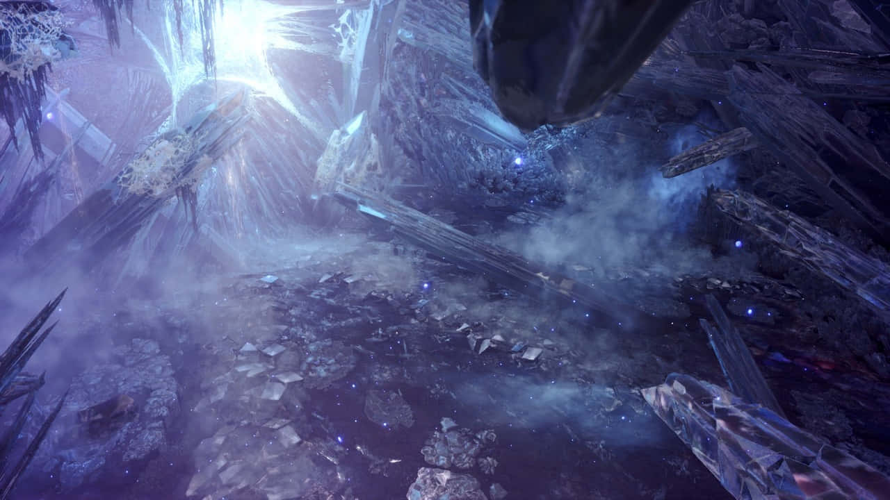 在《怪物獵人：世界》中以 720p 畫質狩獵傳奇怪物 壁紙 — 一道發光的藍光穿透破碎的水晶碎片，在霧氣瀰漫的未來廢墟中。