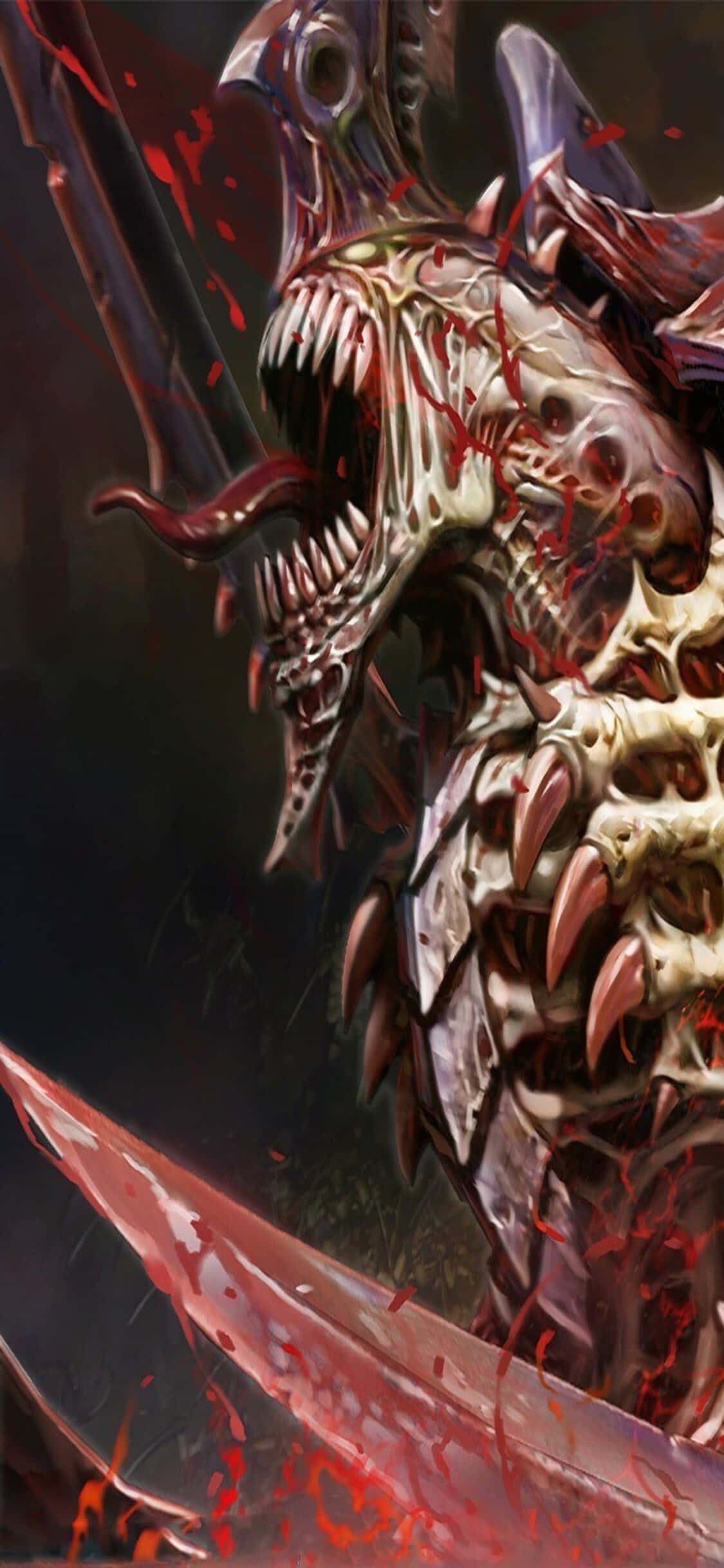 在《戰鎚40K：戰慄時刻III》中指揮你的部隊 壁紙 — 一個長著尖牙、濺滿鮮血的怪誕惡魔生物，在黑暗背景下發出威脅性的咆哮。