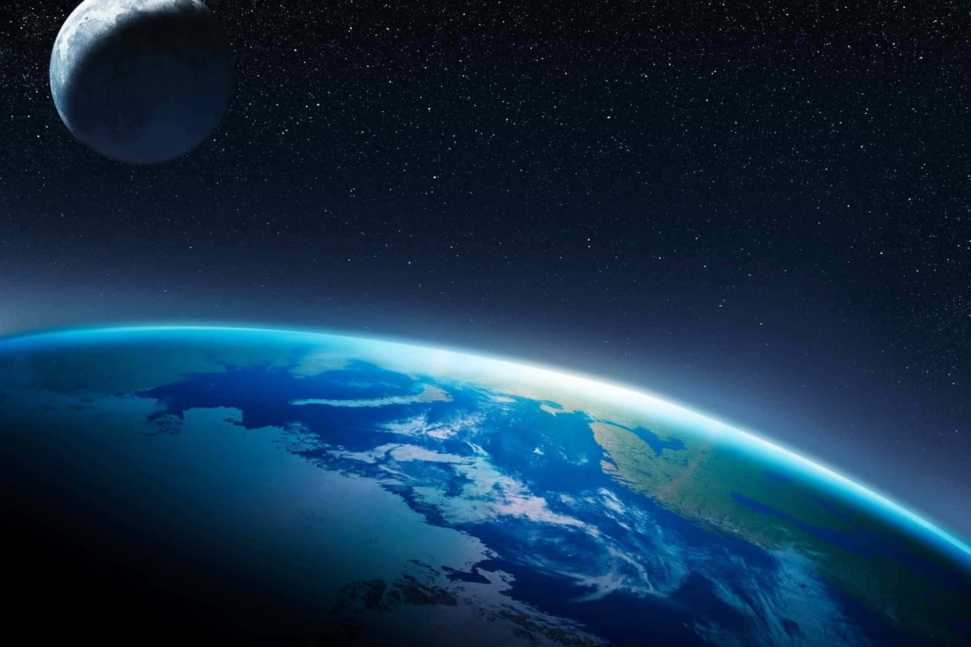 在《文明：地球之外》中探索地球之外的新可能 壁紙 — 地球在太空中雄偉地彎曲，上方有月亮和星空。