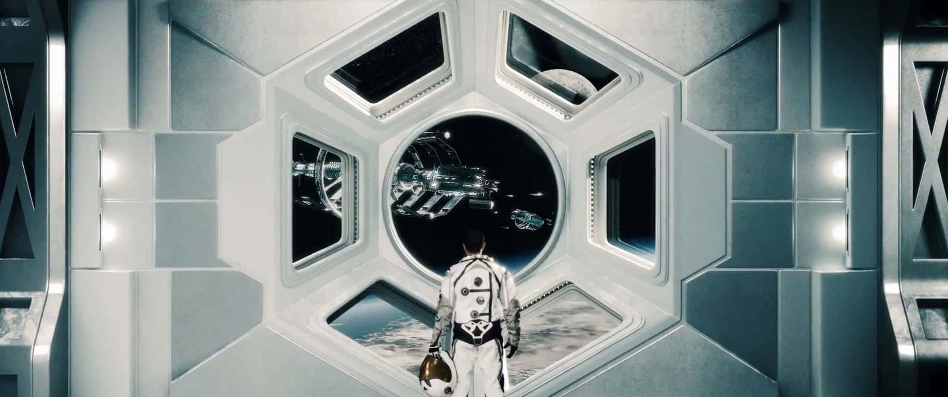 身穿白色太空衣的太空人在太空站內望向太空船和行星。