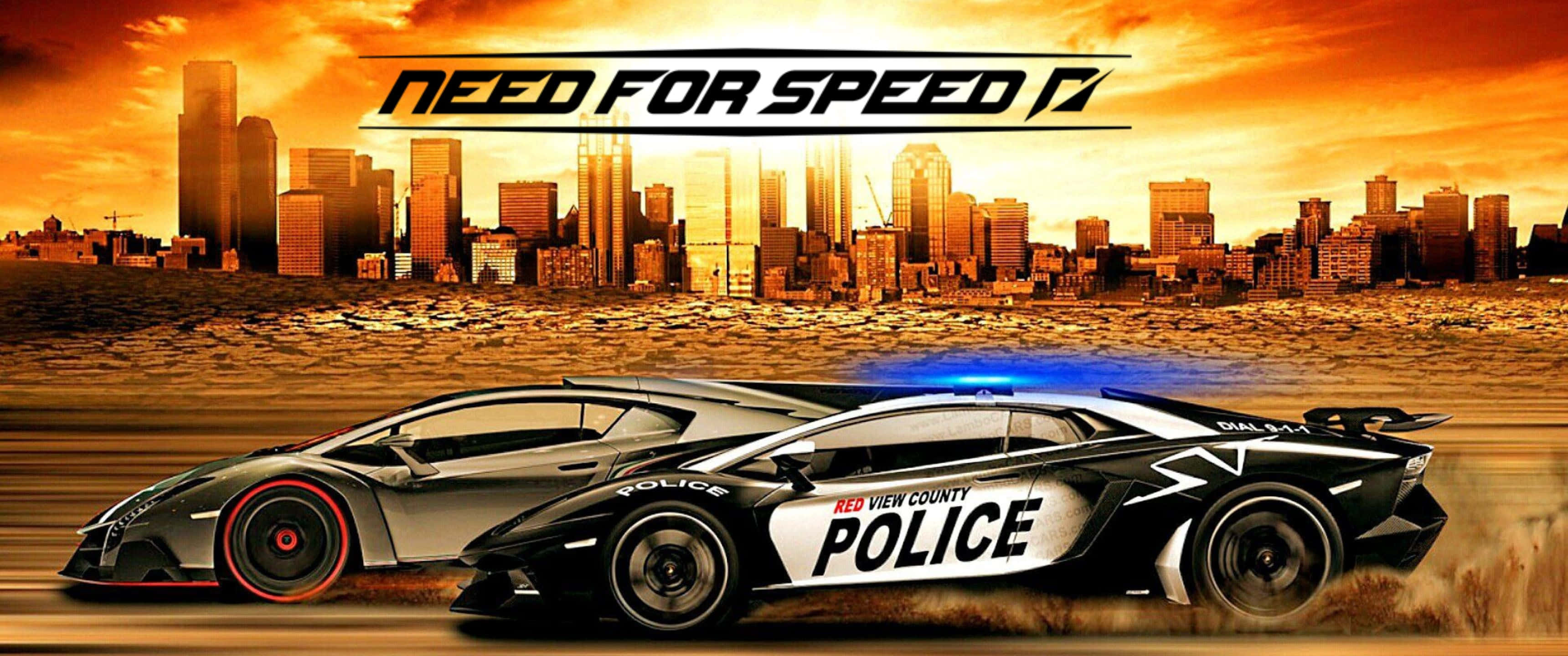 在《極速快感》的賽道上感受速度的快感 壁紙 — 兩輛高速警用跑車在沙漠中奔馳，駛向夕陽下閃耀的城市天際線。