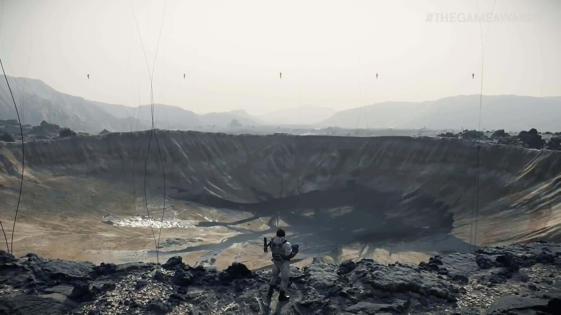 太空人俯瞰荒蕪的外星隕石坑地貌。