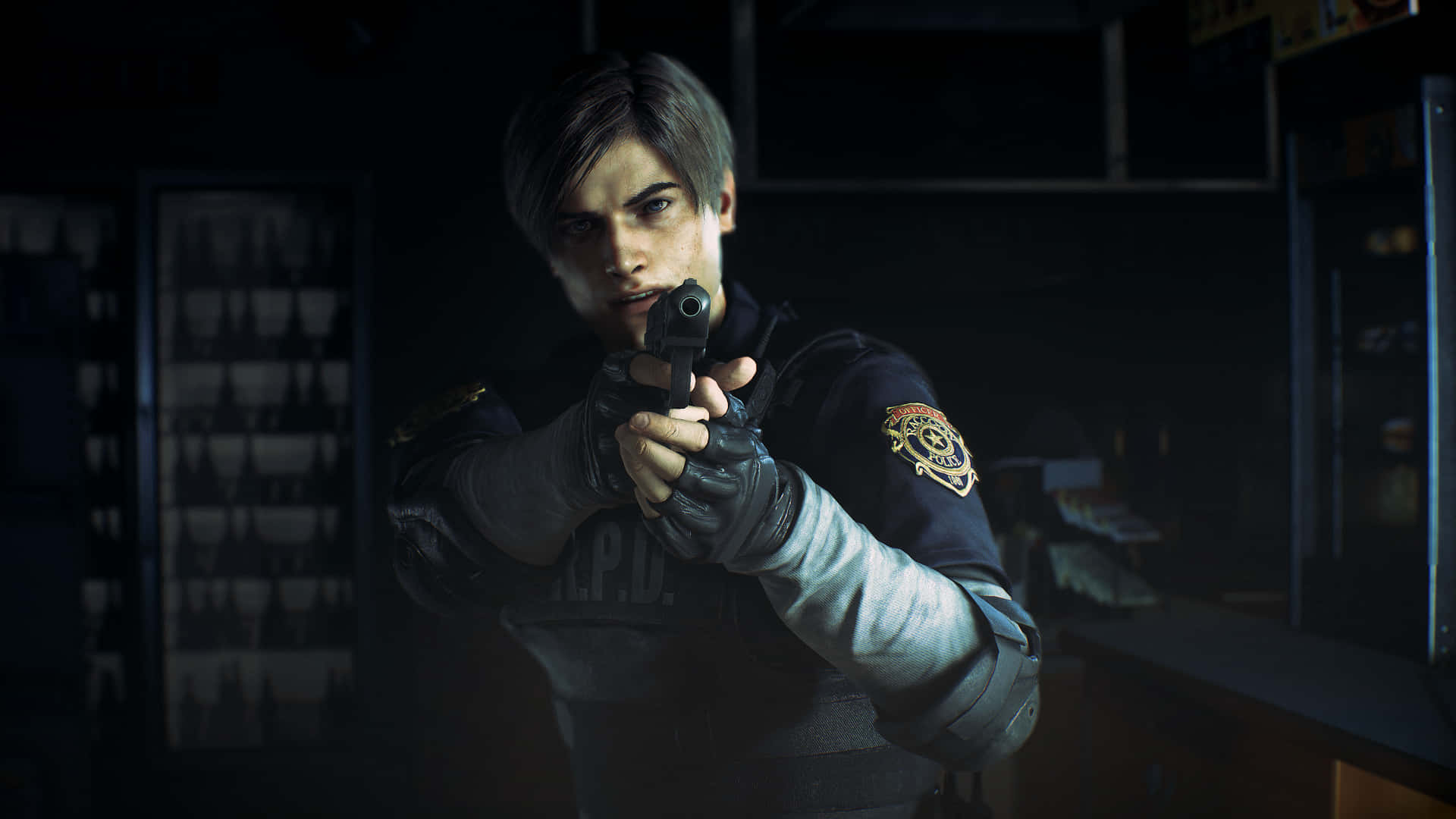 Leon Kennedy 在黑暗的警察局中瞄準手槍。