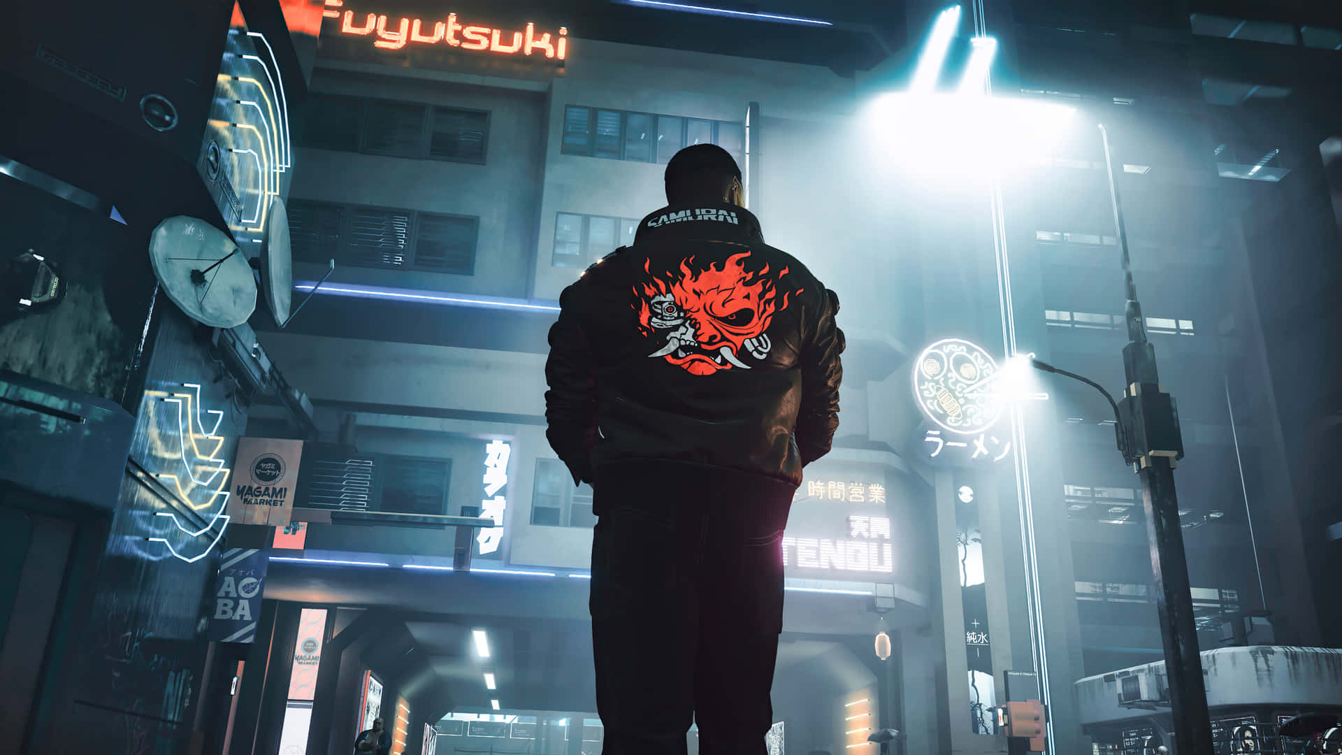 在《賽博龐克2077》中揭開夜城的神秘面紗 壁紙 — 一個孤獨的身影穿著火焰圖案外套，在霧氣瀰漫的賽博龐克城市景觀中，背對著霓虹燈牌站立。