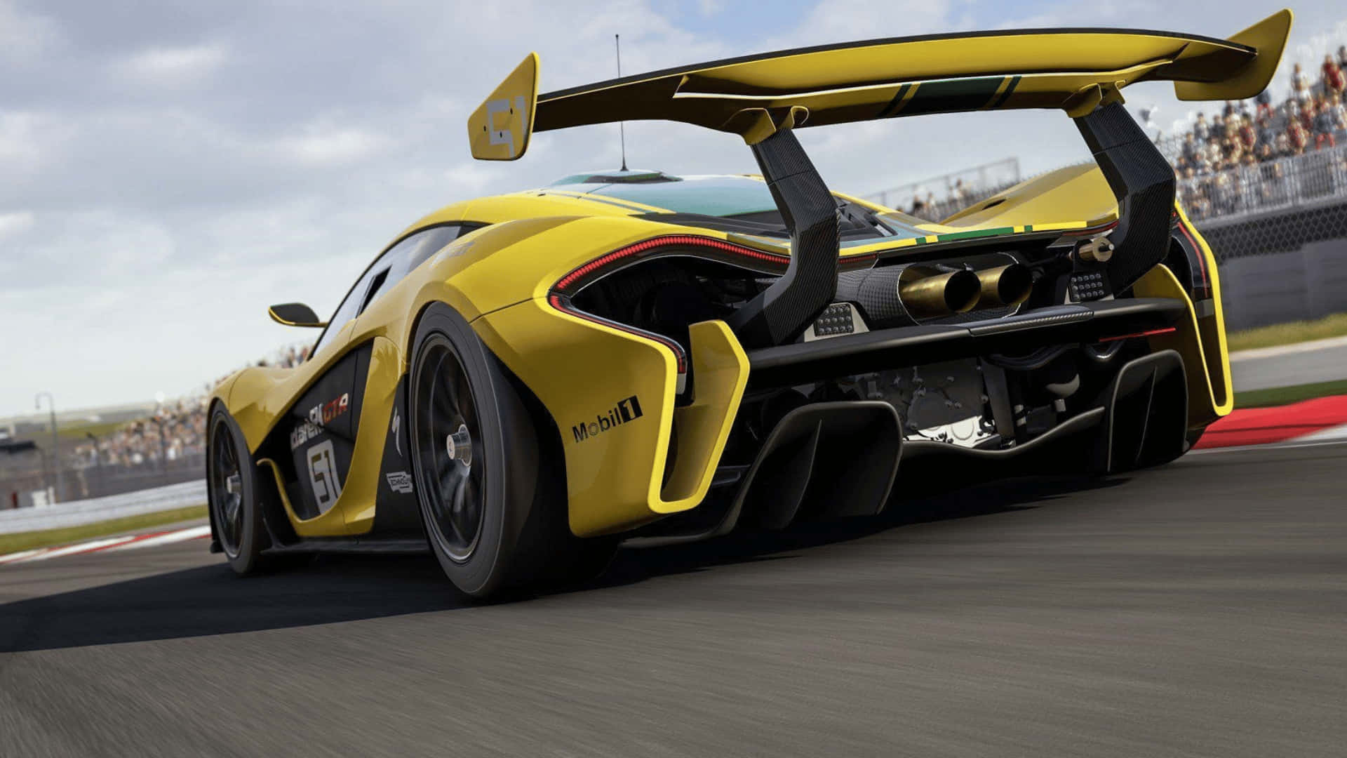 黃色McLaren P1賽車在賽道上與觀眾