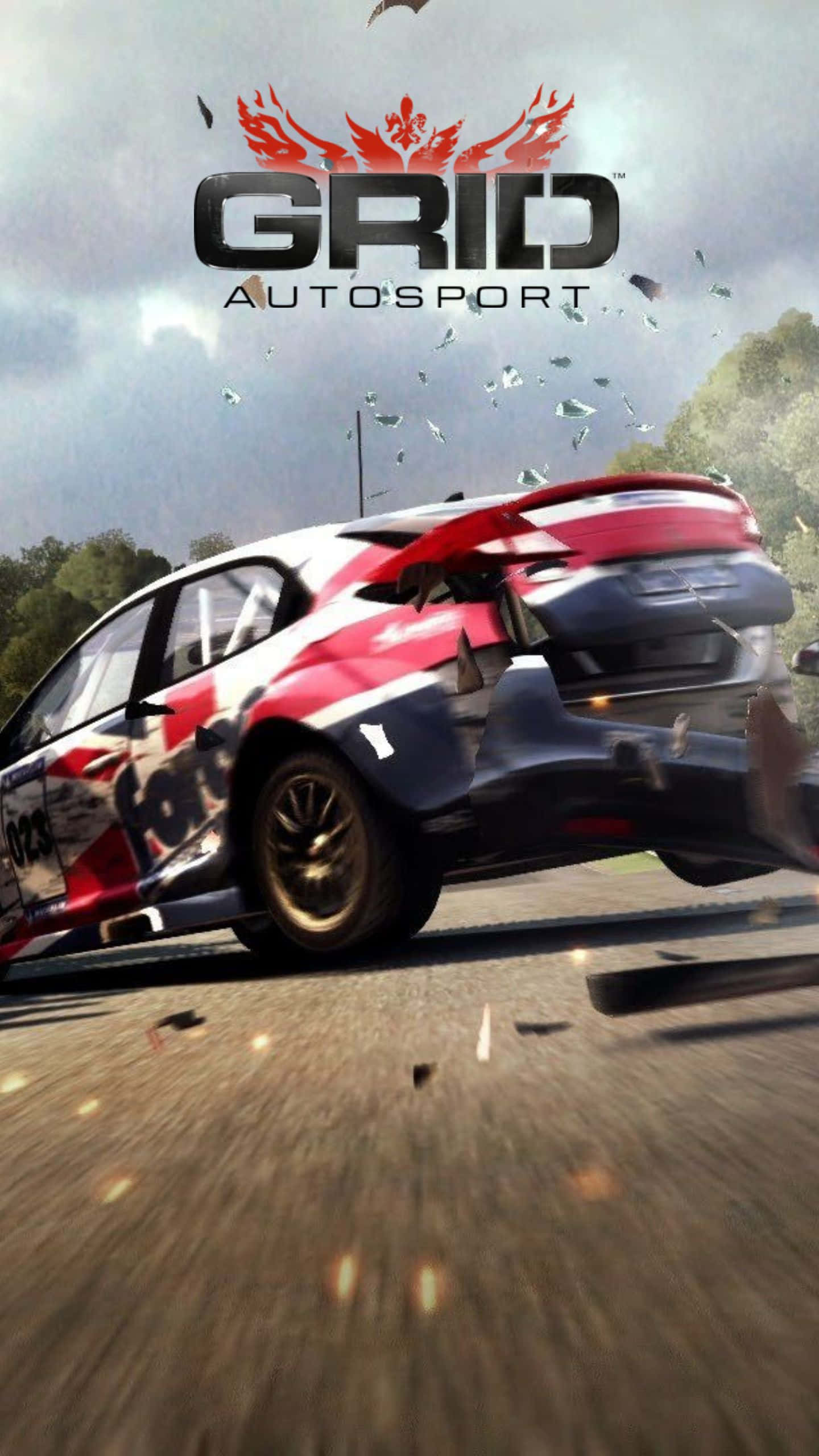在Android《Grid Autosport》中體驗高品質賽車畫面與真實物理 壁紙 — 一輛紅白藍色的賽車在潮濕的道路上猛烈撞車，碎玻璃飛濺，背景有樹木。