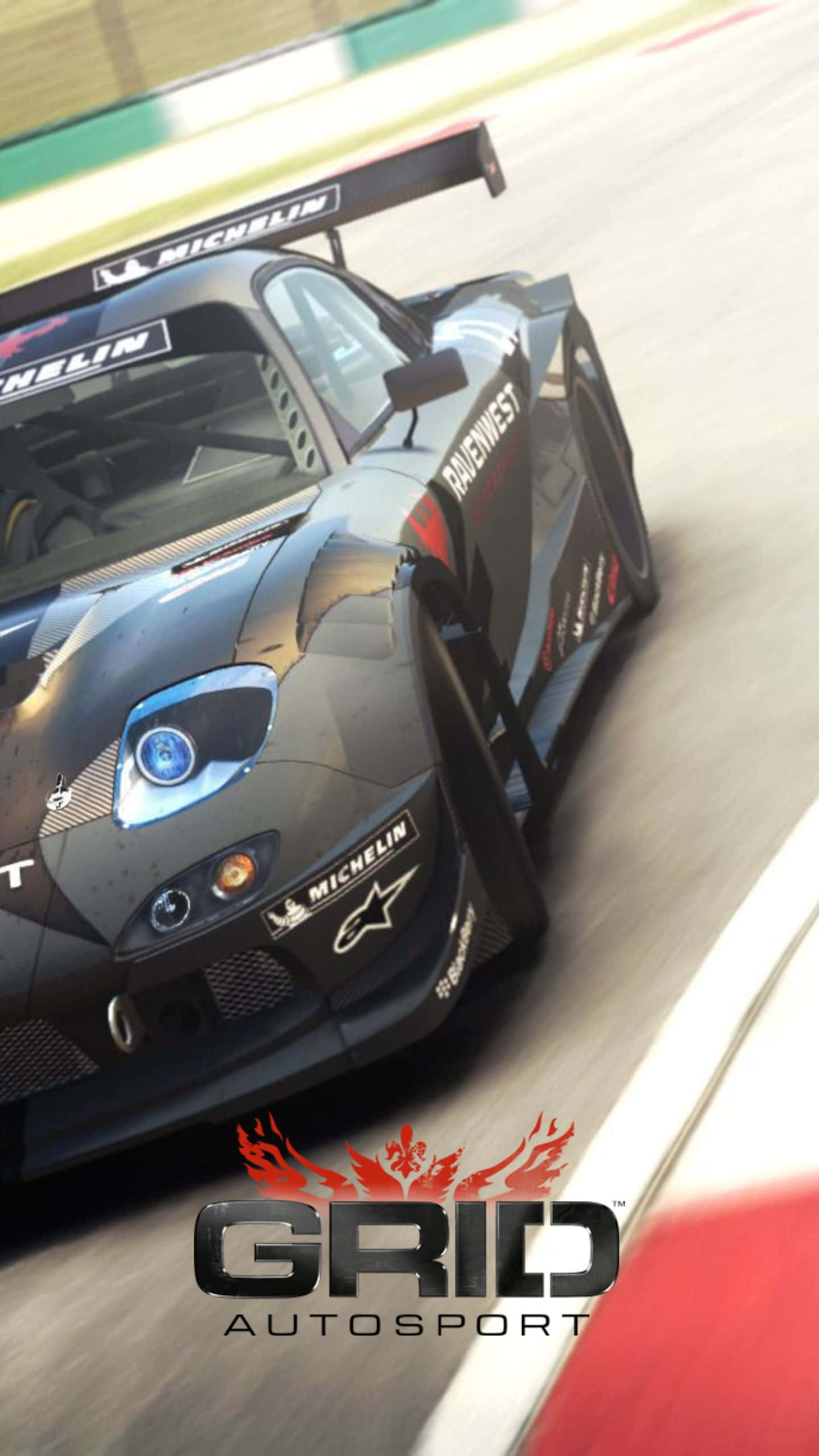 在Android《Grid Autosport》中爭奪勝利 壁紙 — 一輛時尚的黑色賽車在賽道上疾馳，帶有模糊的動感和可見的米其林品牌標誌。