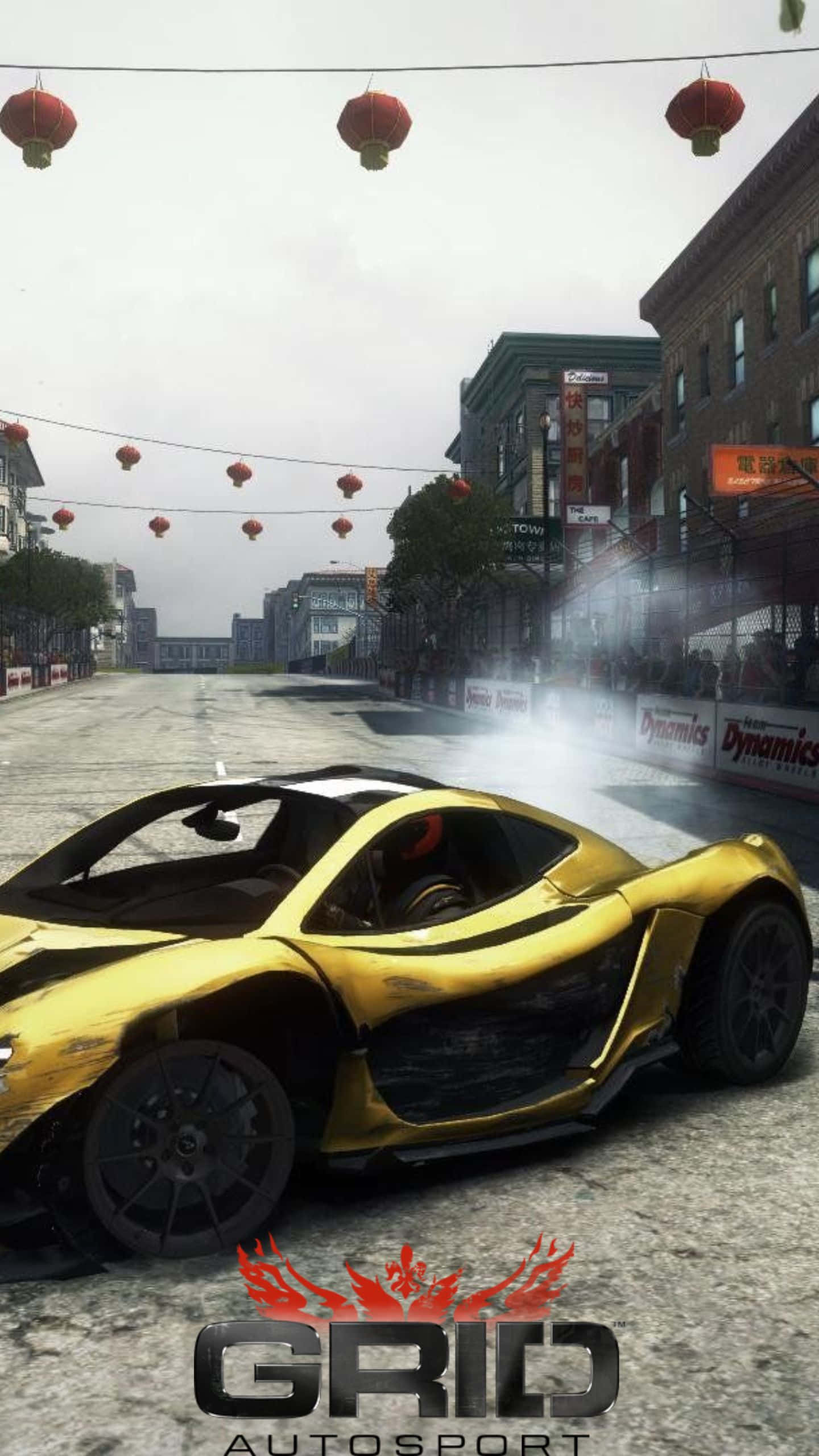 在Android《Grid Autosport》中衝向終點線 壁紙 — 一輛金色跑車在濕滑的城市街道上漂移，下方有紅色燈籠，並帶有「GRID AUTOSPORT」標誌。