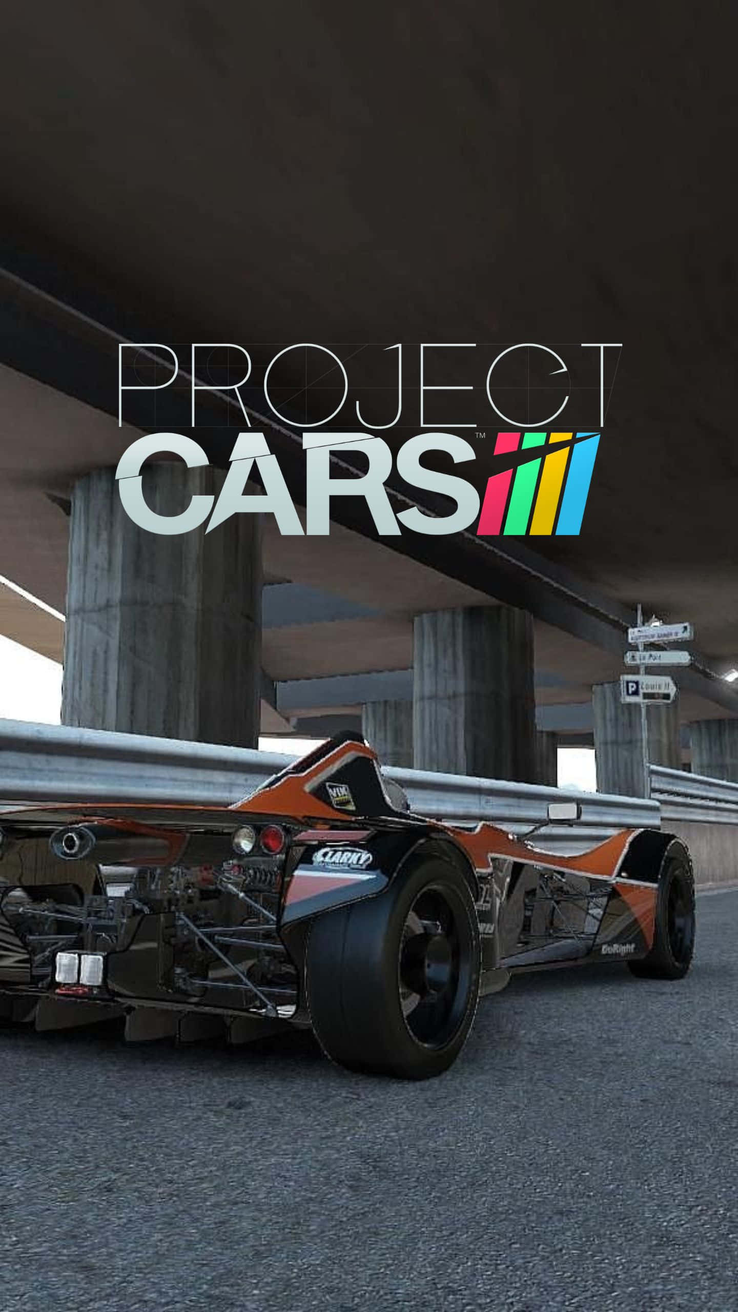 在Android《Project Cars》中探索壯觀賽道 壁紙 — 一輛時尚的橙色和黑色賽車在混凝土天橋下飛馳，並疊加了「PROJECT CARS」標誌。