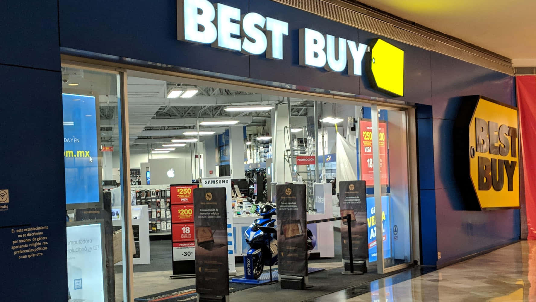 Best Buy電子產品商店入口，配有玻璃門和促銷展示。