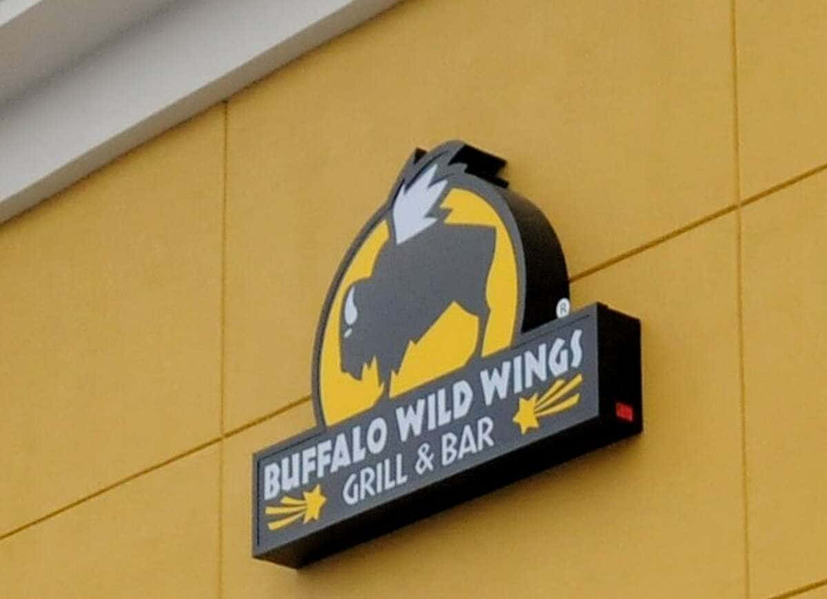 黃色牆上的 Buffalo Wild Wings 餐廳標誌