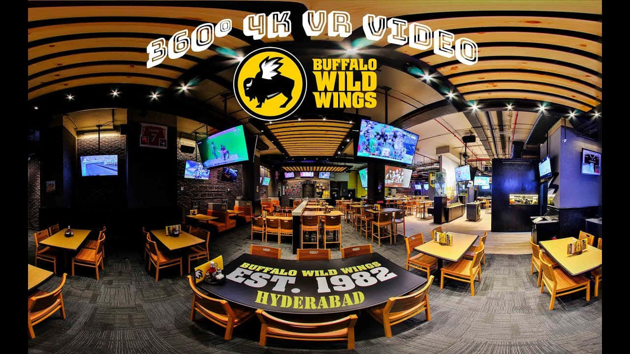 Buffalo Wild Wings 餐廳內部，設有體育電視和木桌