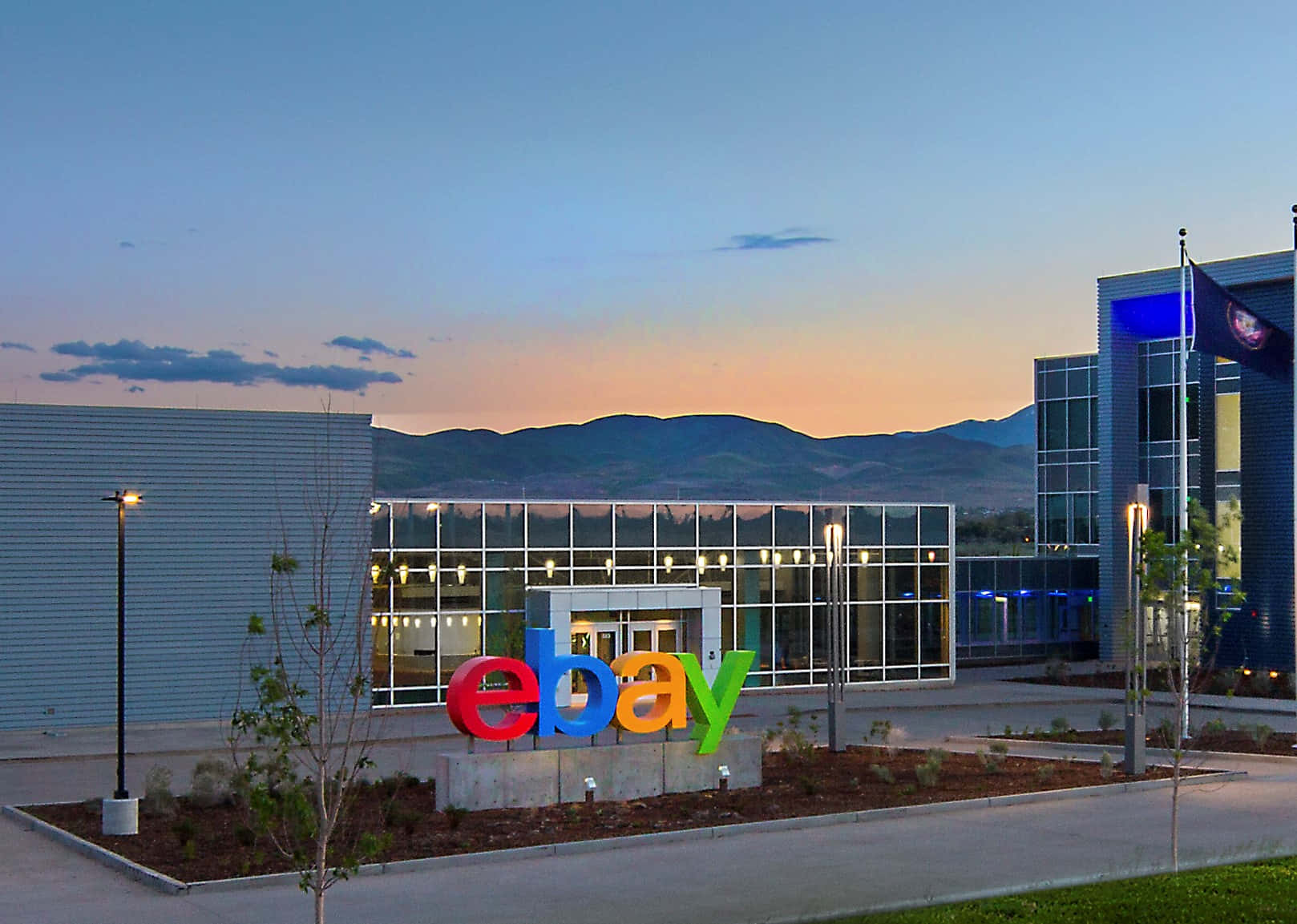 eBay 企業大樓在黃昏時分，背景有山脈。