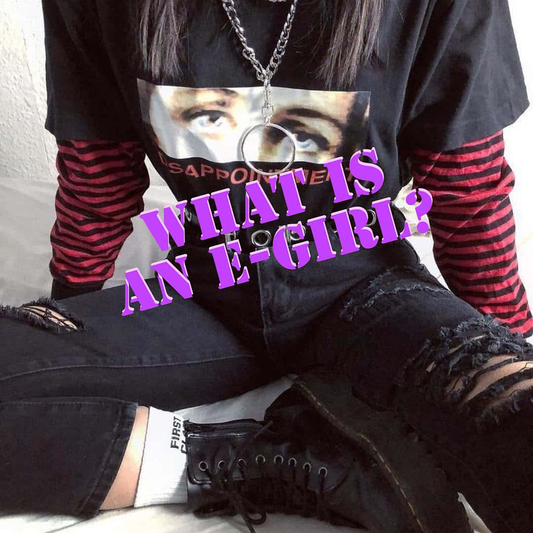 穿著破洞牛仔褲和圖案T恤的人，上面有紫色文字問「什麼是e-girl」