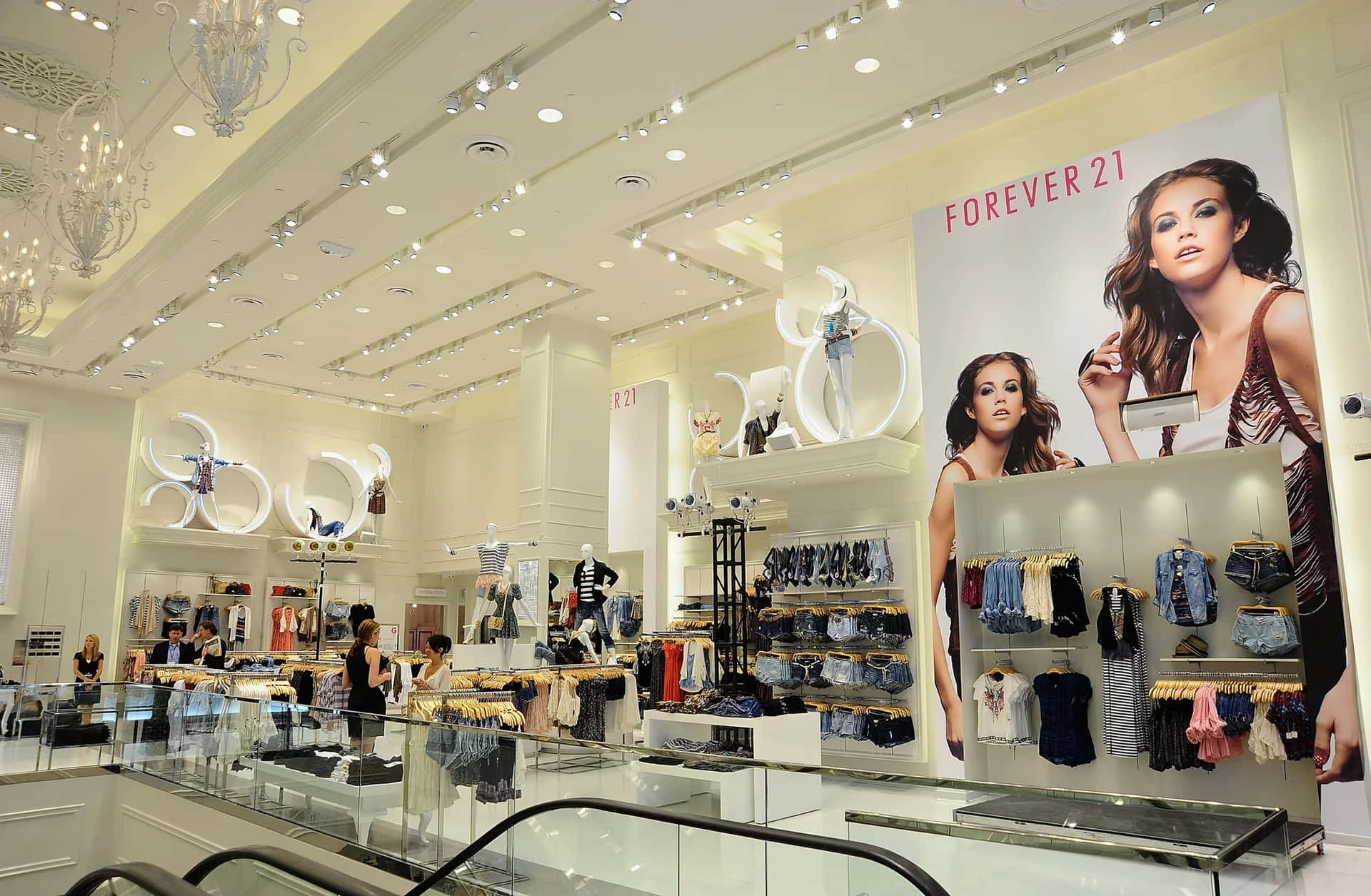 Forever 21服裝店，配有白色裝飾和大型時尚海報。
