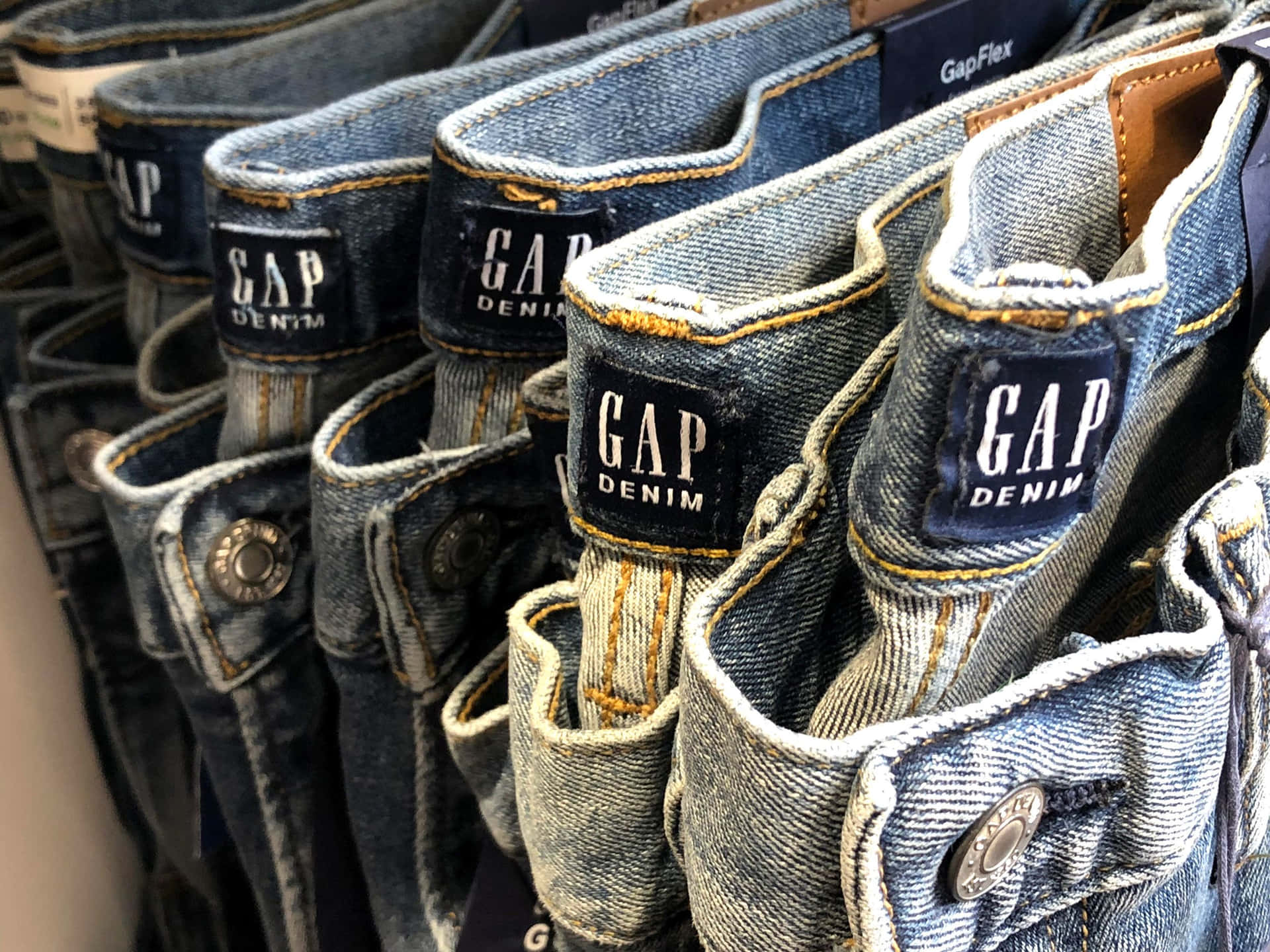 Gap牛仔褲掛在零售店展示中。
