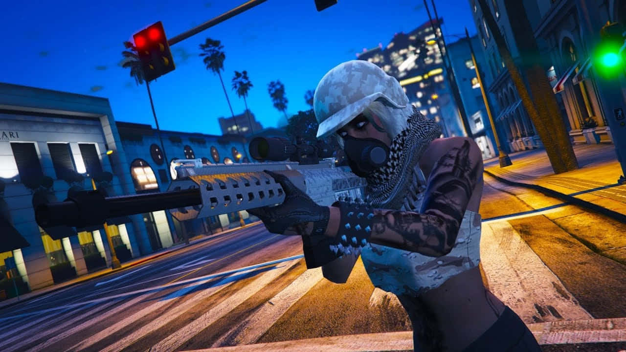 在Grand Theft Auto中找到通往成功的路 壁紙 — 一名戴面具的女兵身穿迷彩服，在黃昏時霓虹燈照亮的城市街道上瞄準步槍。