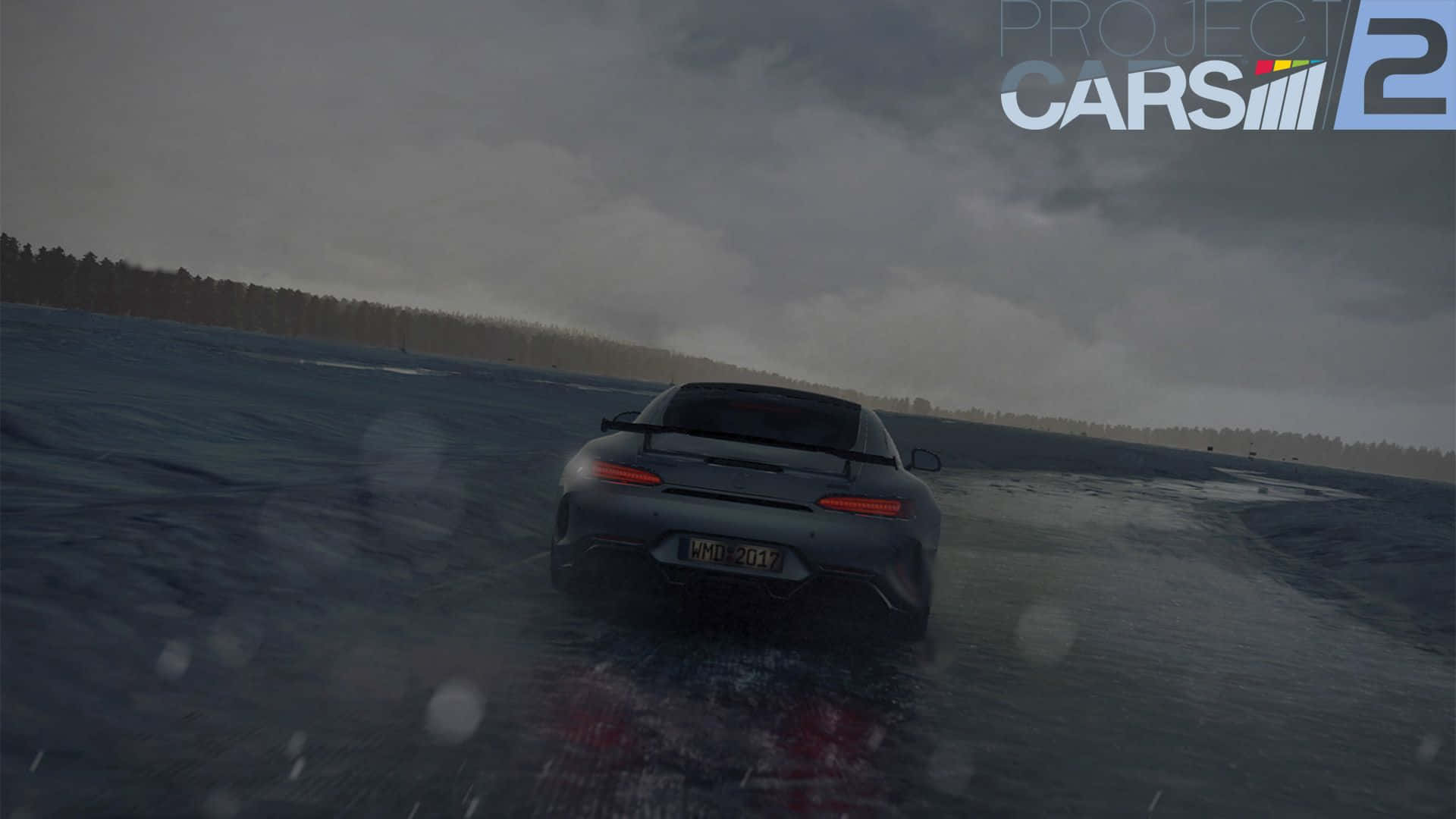 在HD Project Cars 2中燃燒賽道激情！ 壁紙 — 一輛時尚的灰色跑車在潮濕結冰的賽道上飛馳，背景是暴風雨的灰色天空，雨滴模糊了視線。
