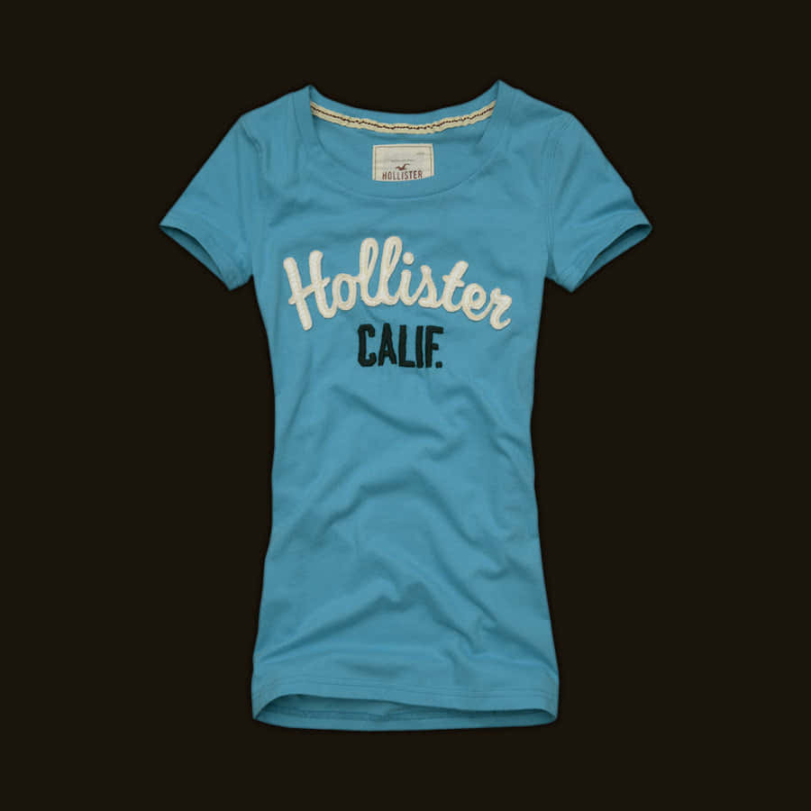 藍色 Hollister T 恤，在深色背景上有白色和黑色文字。