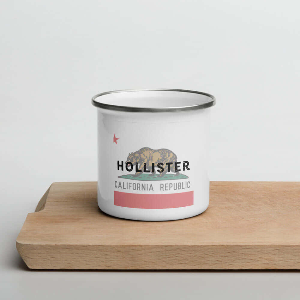 白色琺瑯 Hollister 杯在砧板上