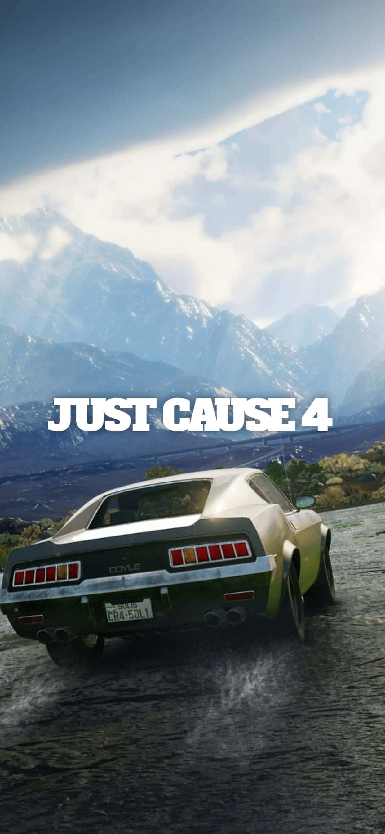 在iPhone Xs Max上暢玩《Just Cause 4》 壁紙 — 一輛綠色肌肉車在雨濕的山中疾馳，山頂積雪，上方有戲劇性的雲層。