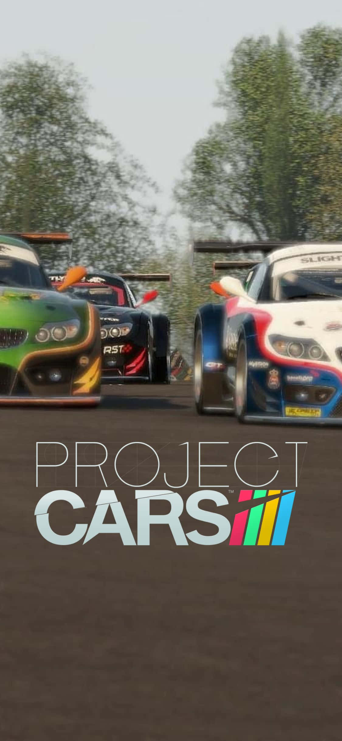 在iPhone Xs上駕駛Project Cars體驗極速競賽 壁紙 — 三輛賽車在明亮的日光下，在背景有樹木的賽道上競賽。