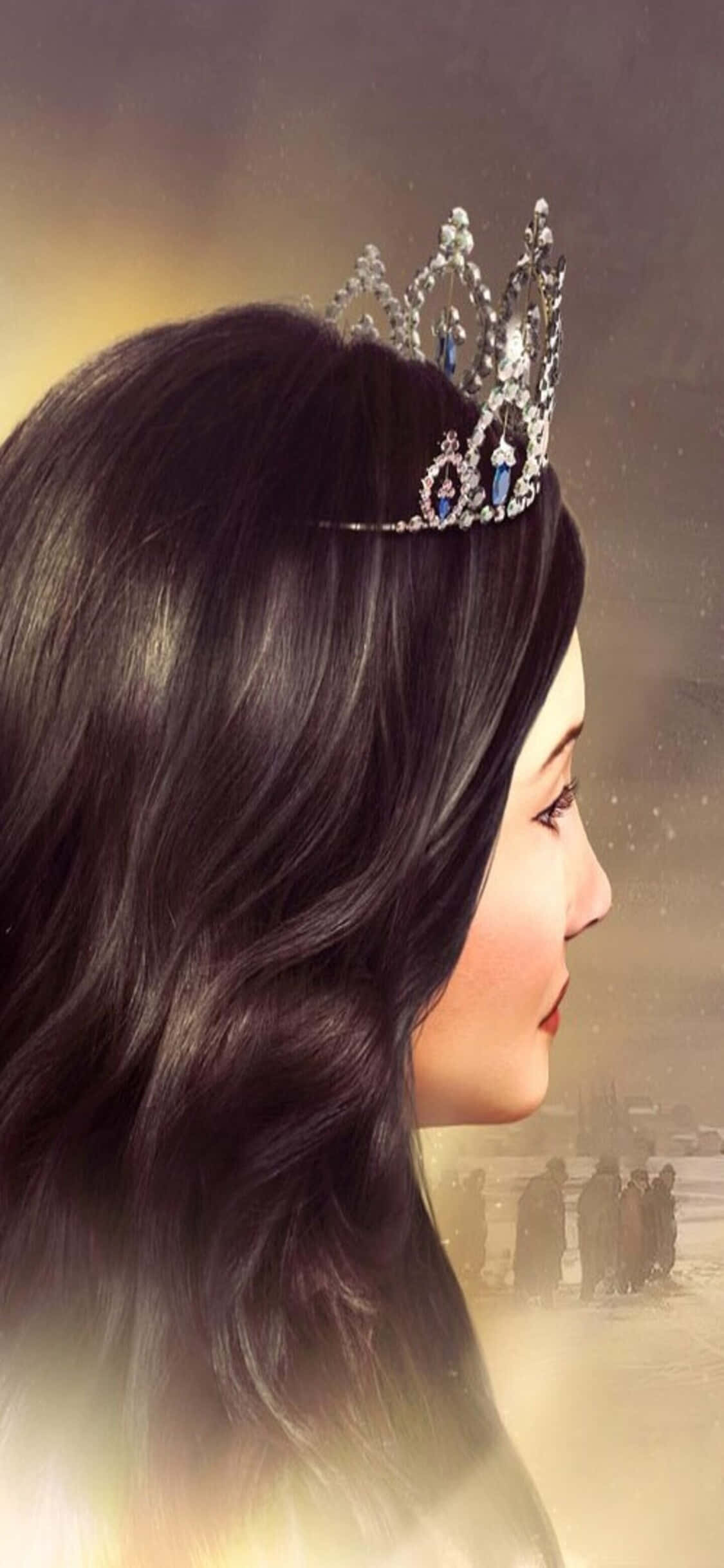 在iPhone X上體驗《文明5》的繽紛數位世界 壁紙 — 一位深色頭髮的貴族女性戴著鑲有寶石的王冠，背景是朦朧的金色遠景和剪影。