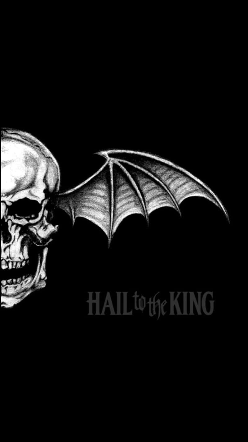 帶有蝙蝠翅膀的頭骨和黑色背景上的文字 Hail to the King