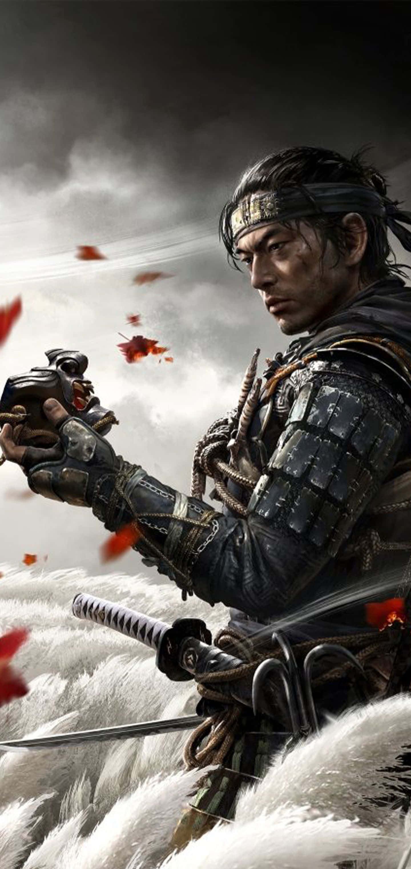 在iPhone上探索對馬島世界 壁紙 — 一位身穿精細盔甲的武士站在暴風雨灰暗的天空下，周圍飄落著紅色的楓葉。