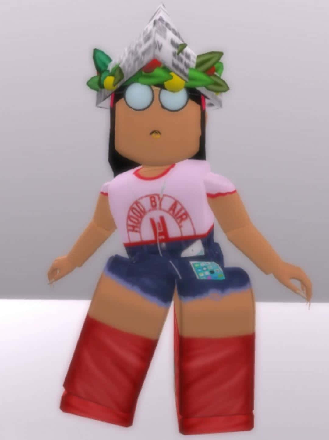 Roblox 角色穿著色彩繽紛的服裝，戴著報紙帽和水果裝飾。
