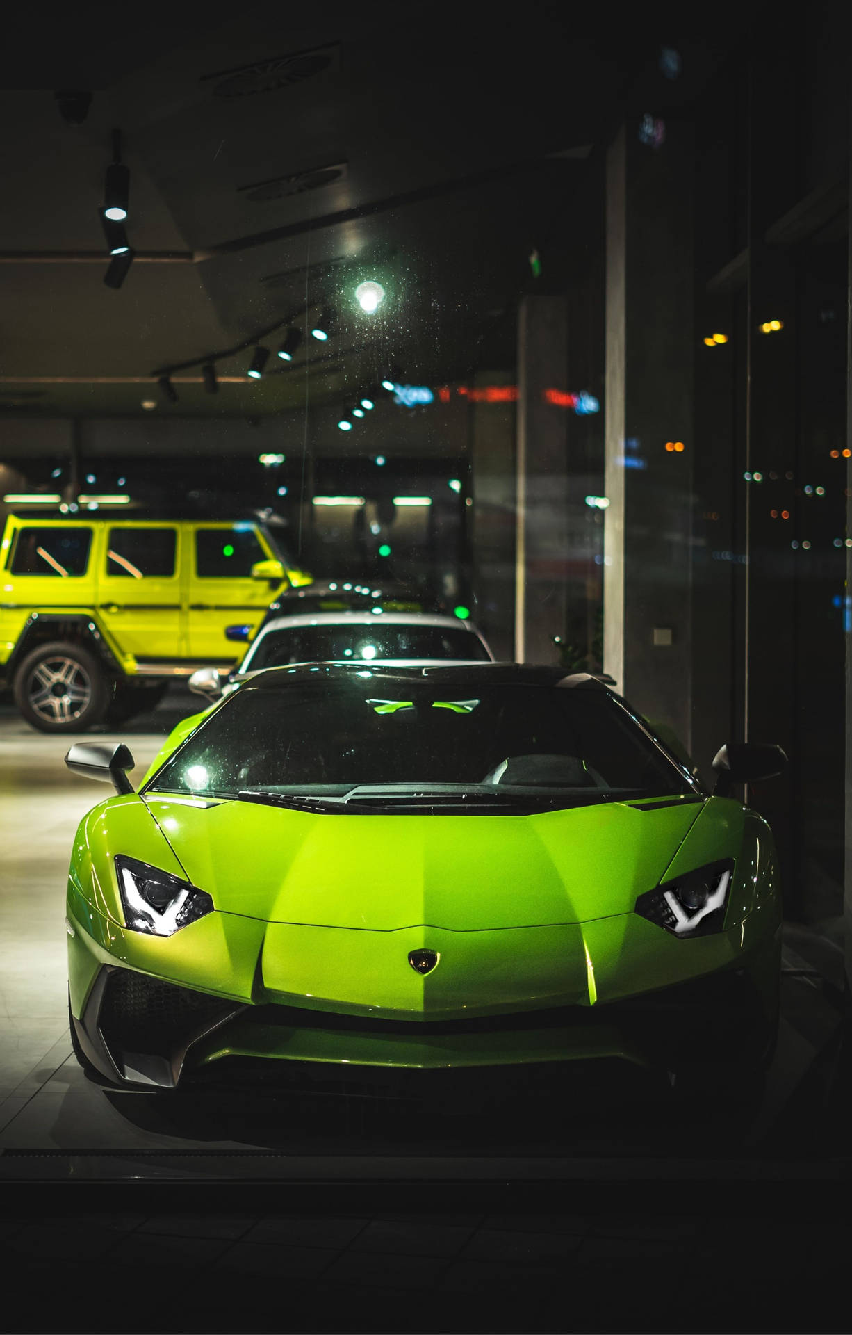 夜晚豪華車展廳中的青檸綠色林寶堅尼 Aventador。