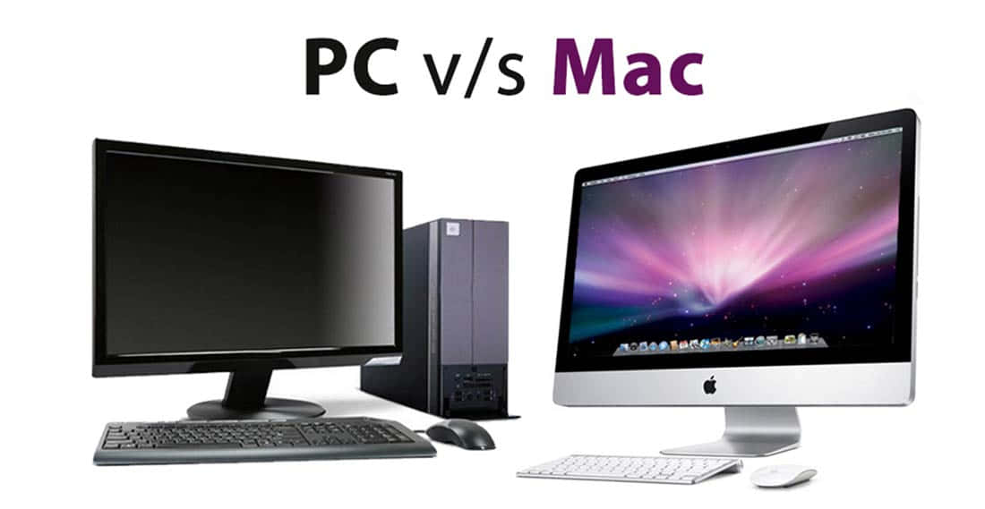 並排的PC和Mac電腦設置以供比較。